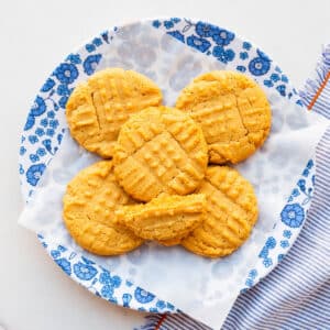 A plate of peanut butter cookies.