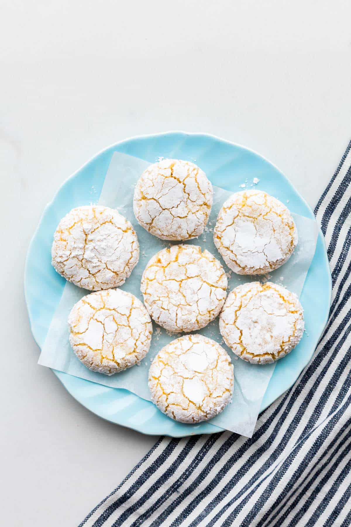 A plate of amaretti cookies.